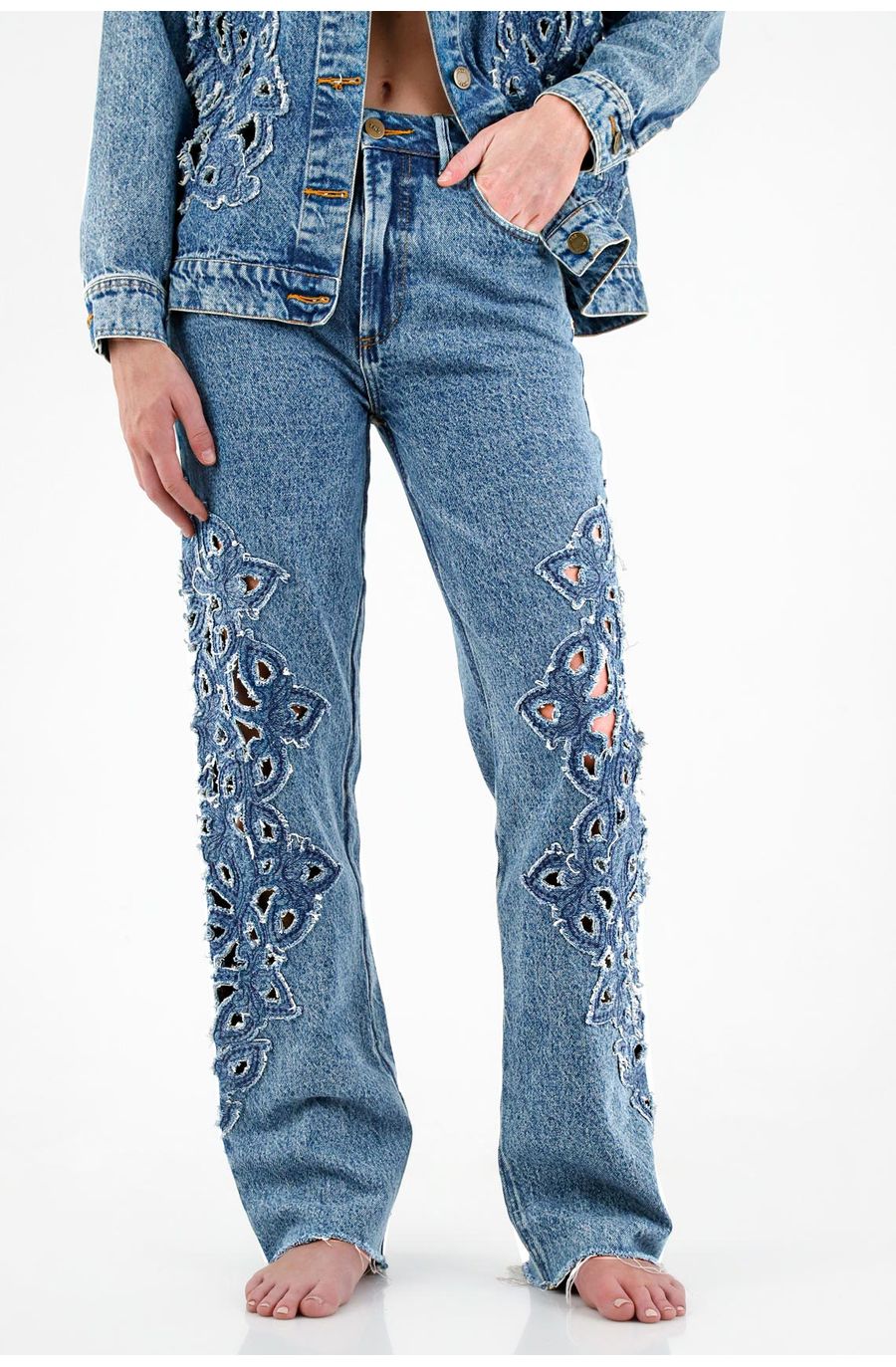 Jean Recto con bordados en denim para mujer