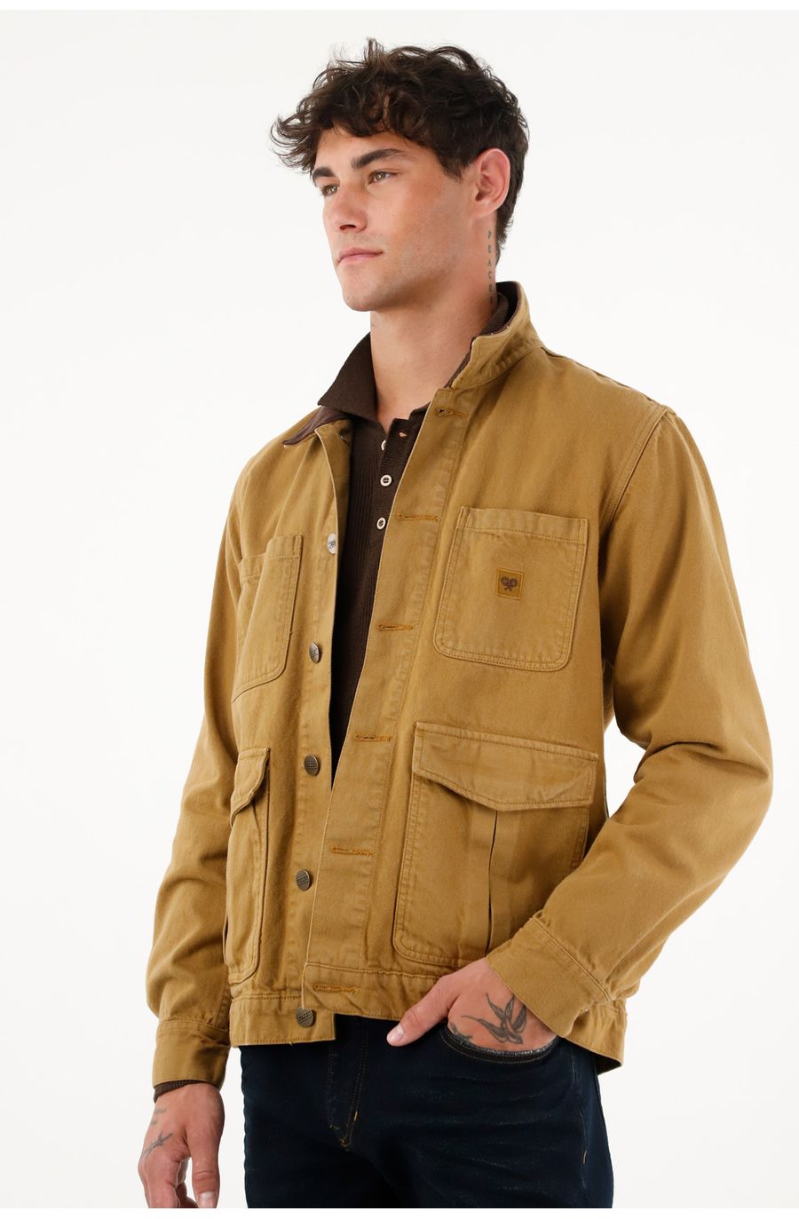 Chaqueta café con cuello en corduroy para hombre