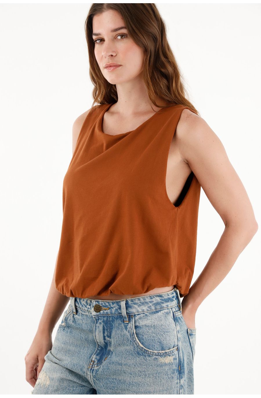 Camiseta café manga sisa para mujer