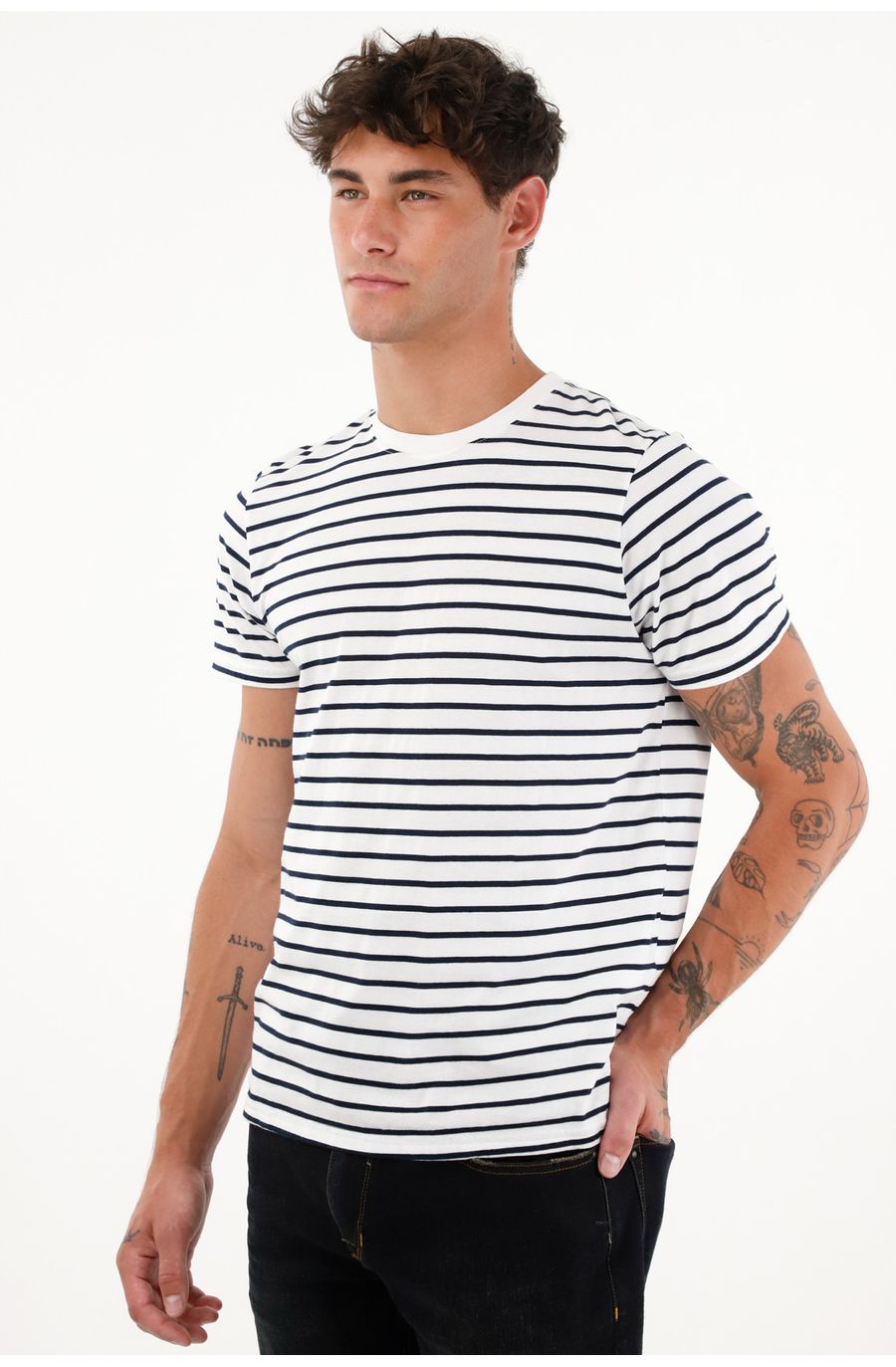 Camiseta blanca con rayas horizontales para hombre