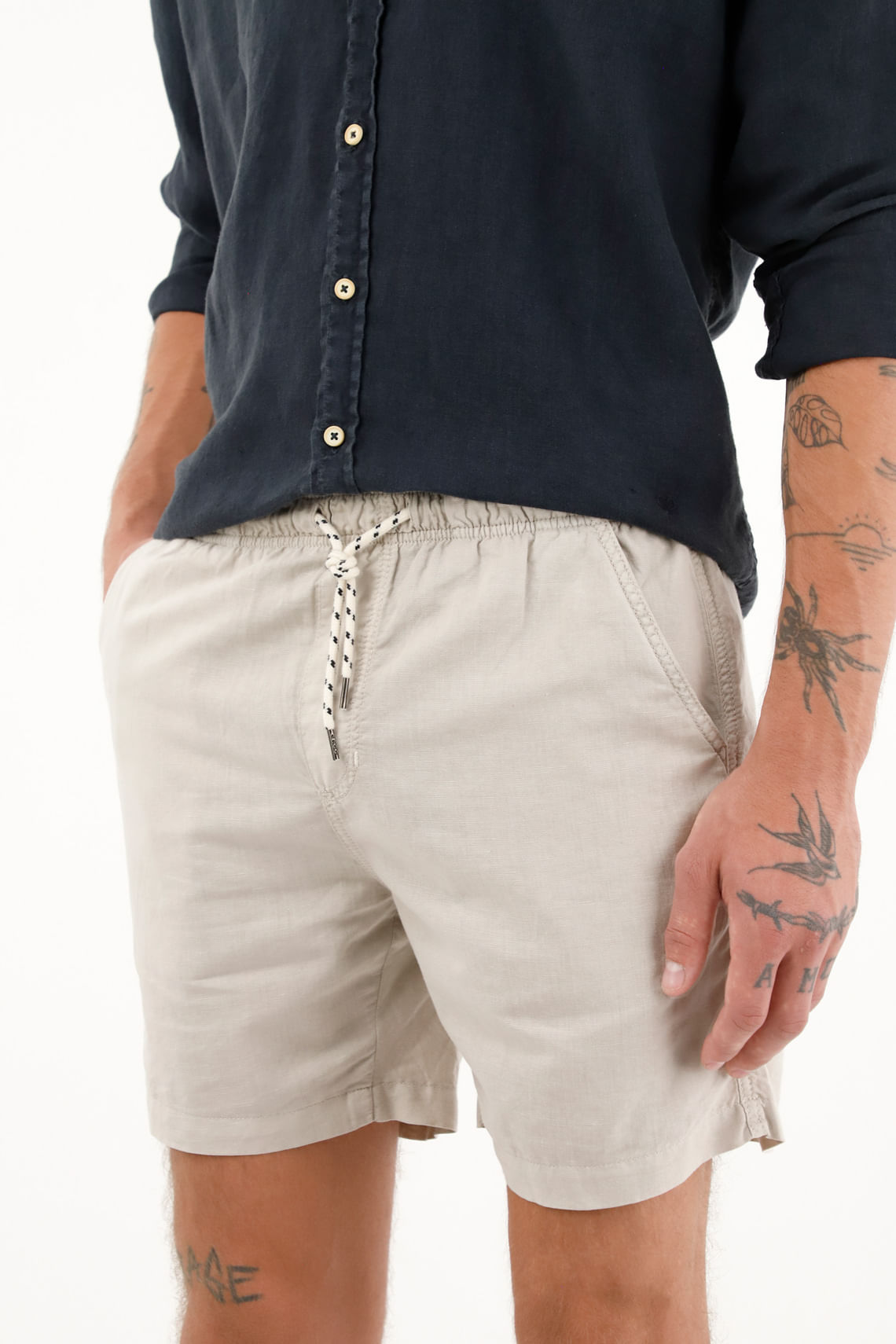 Bermuda gris con cordón ajustable para hombre
