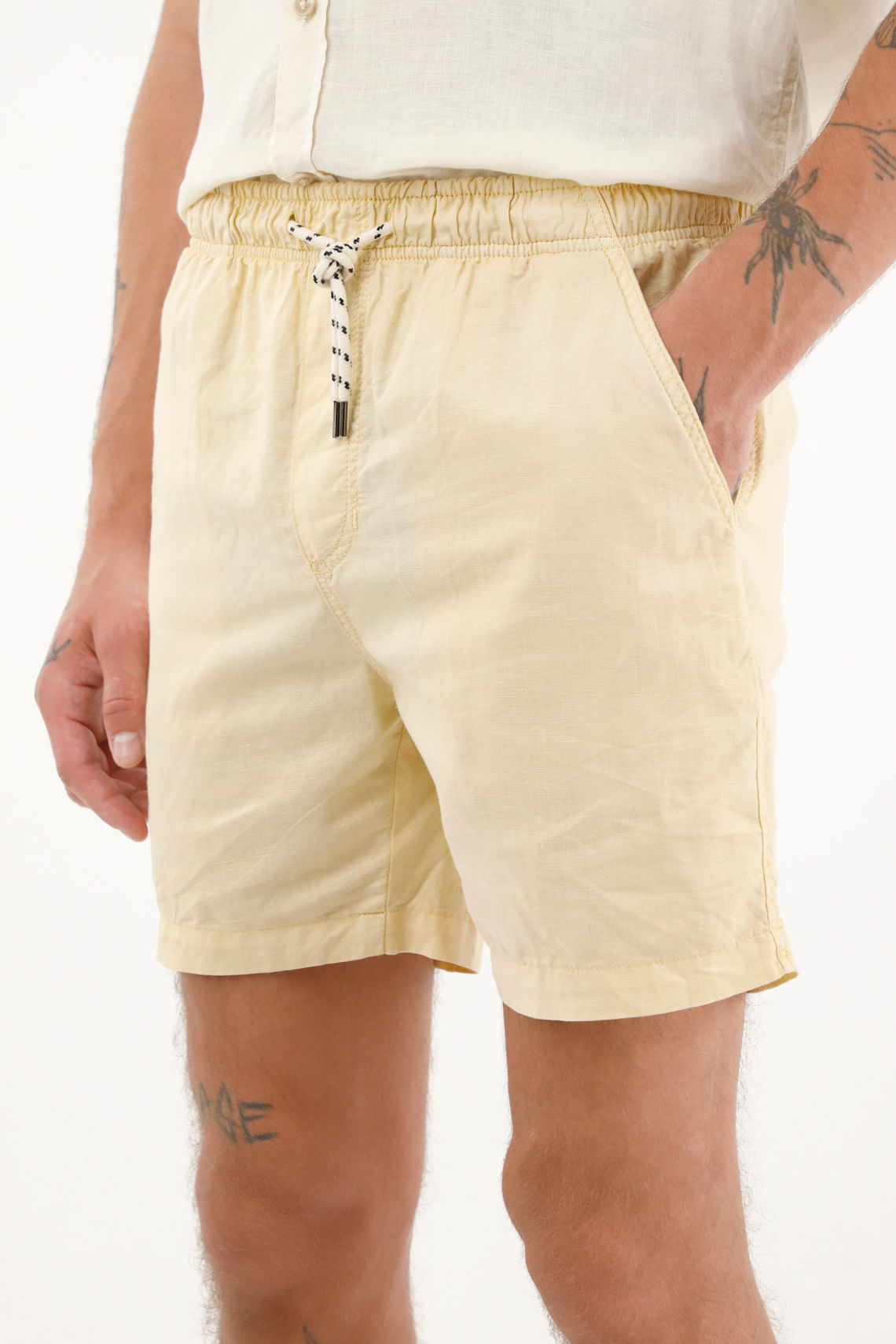 Bermuda amarilla con cordón ajustable para hombre