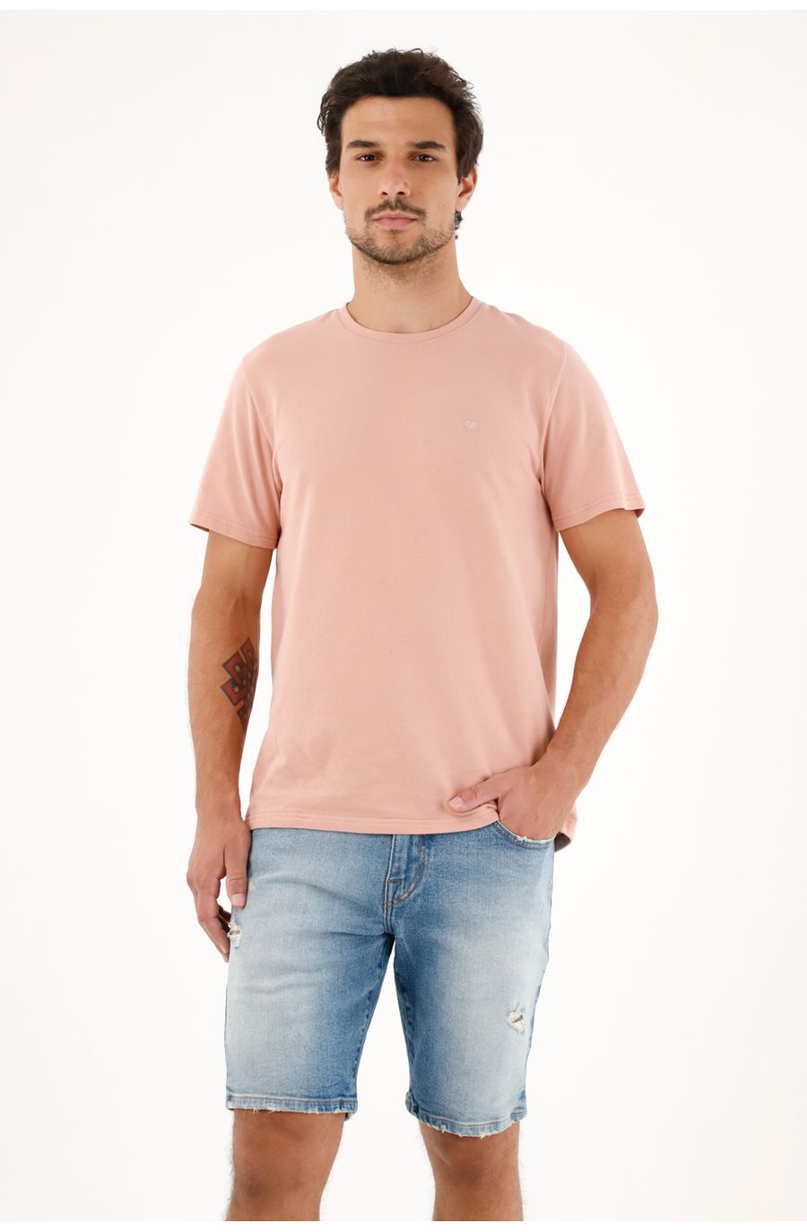 Camiseta rosada con raqueta bordada a tono para hombre