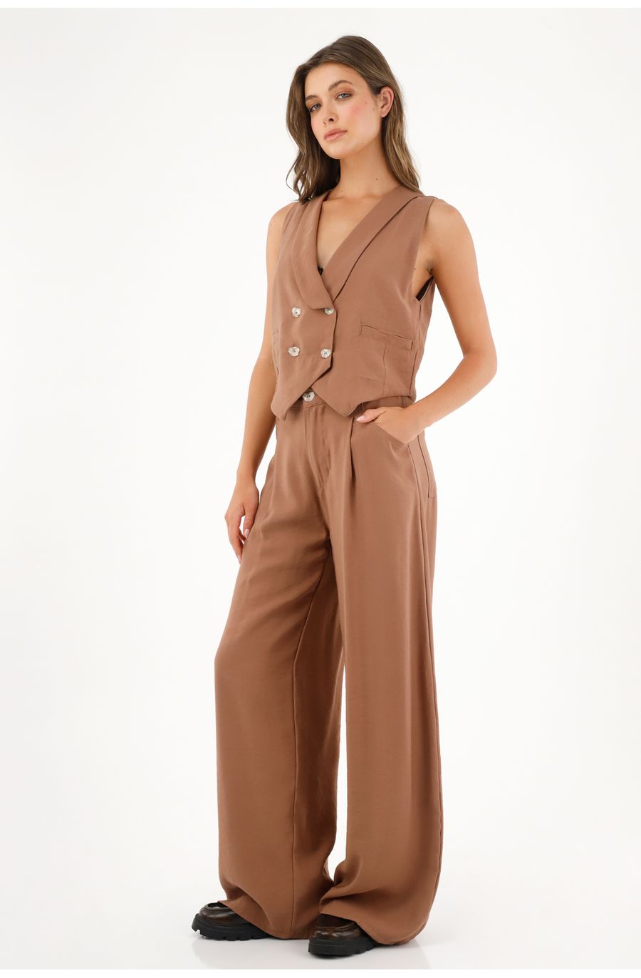 Pantalón tipo sastre amplio café para mujer