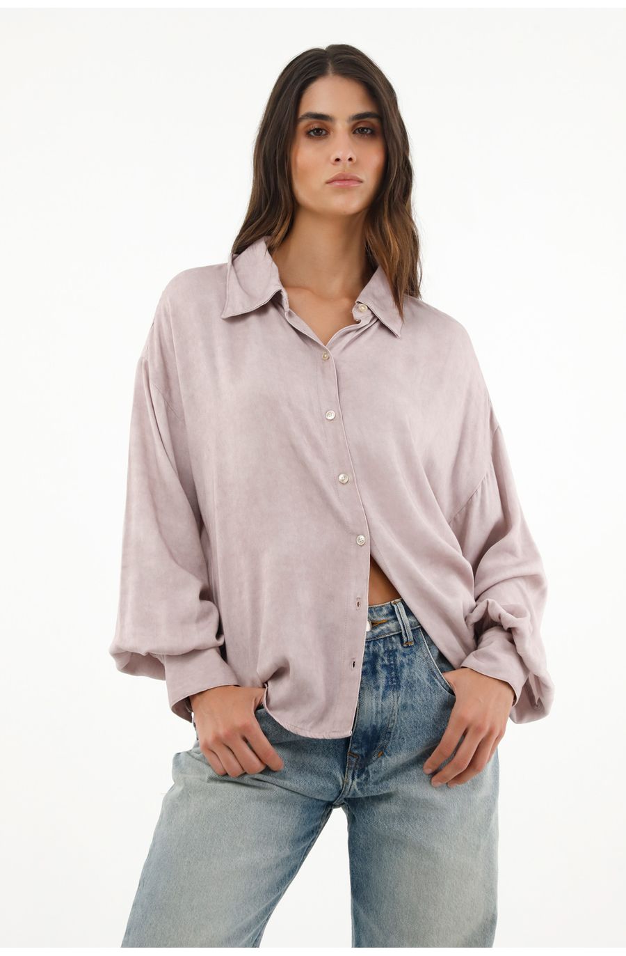Camisa gris de cuello clásico para mujer