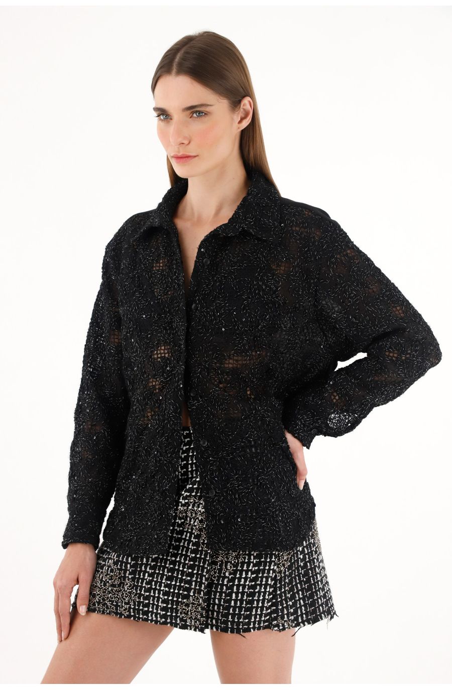 Camisa negra con detalles brillantes para mujer