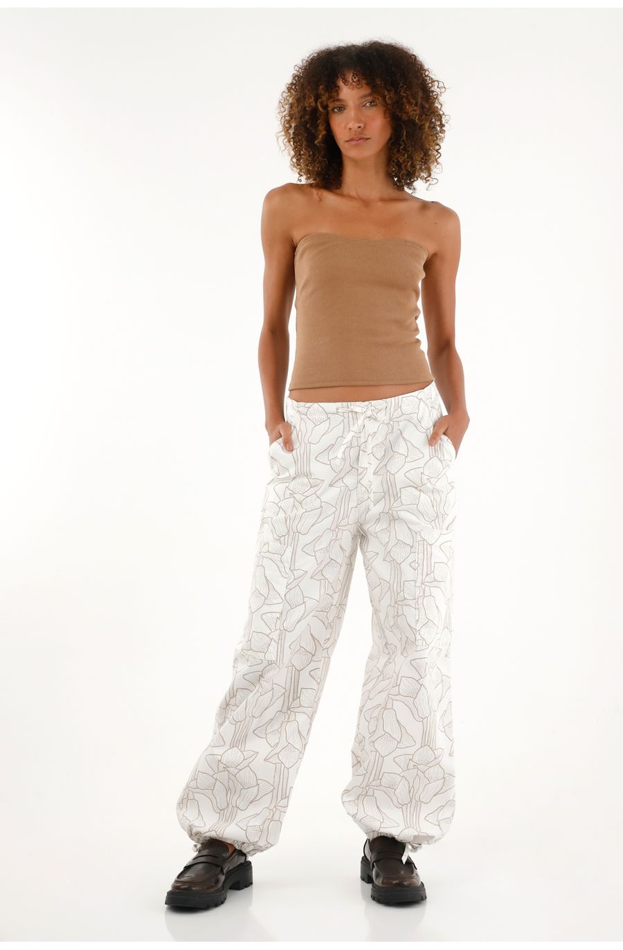 Pantalón tipo cargo estampado para mujer