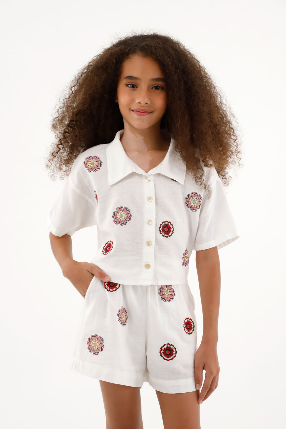 Camisa con bordado de flores para niña
