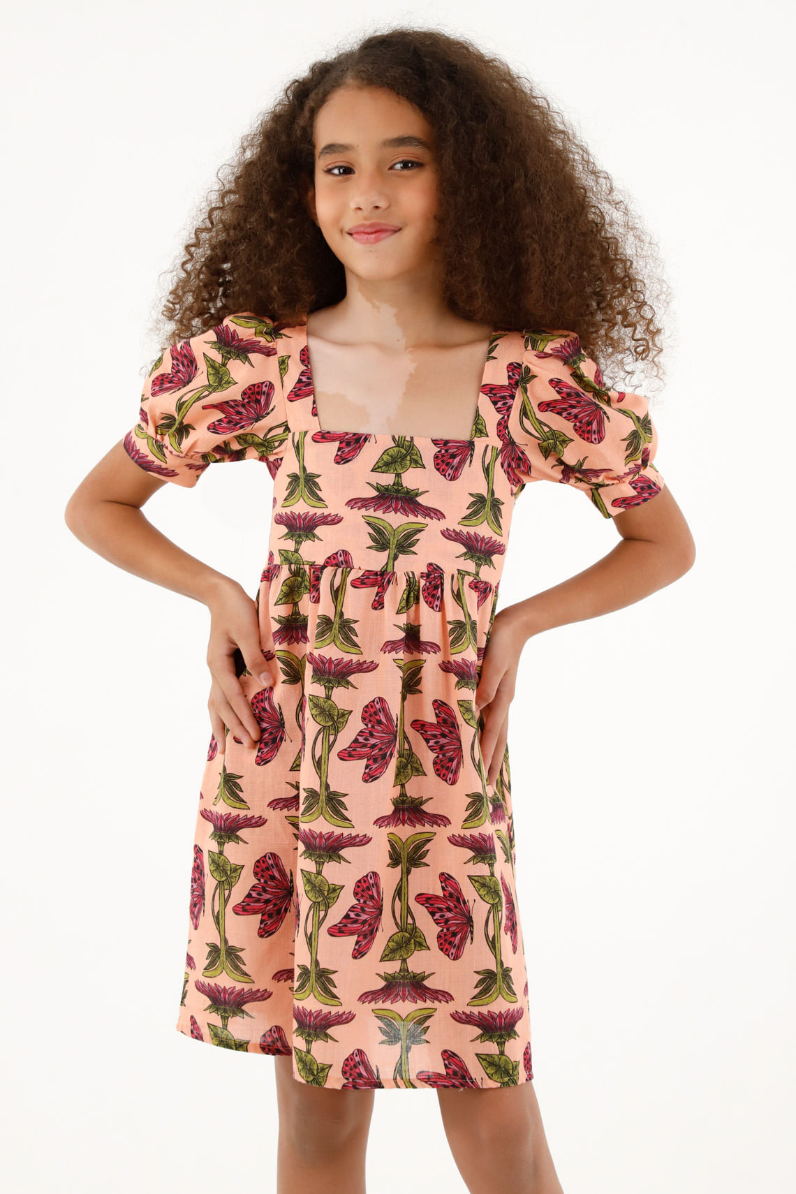 Vestido corto con estampado de mariposas para niña