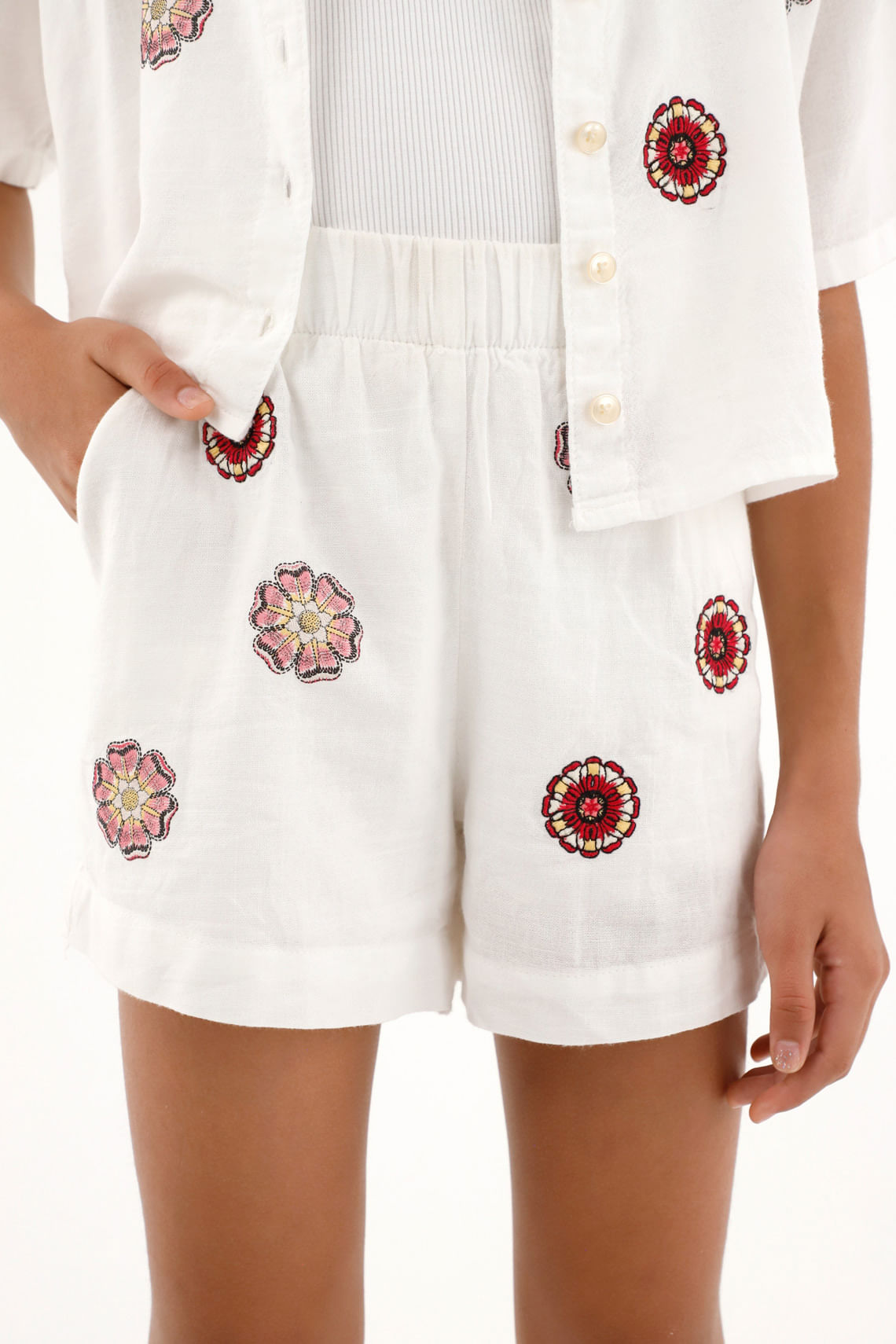 Bermuda con bordado de flores crudo para niña