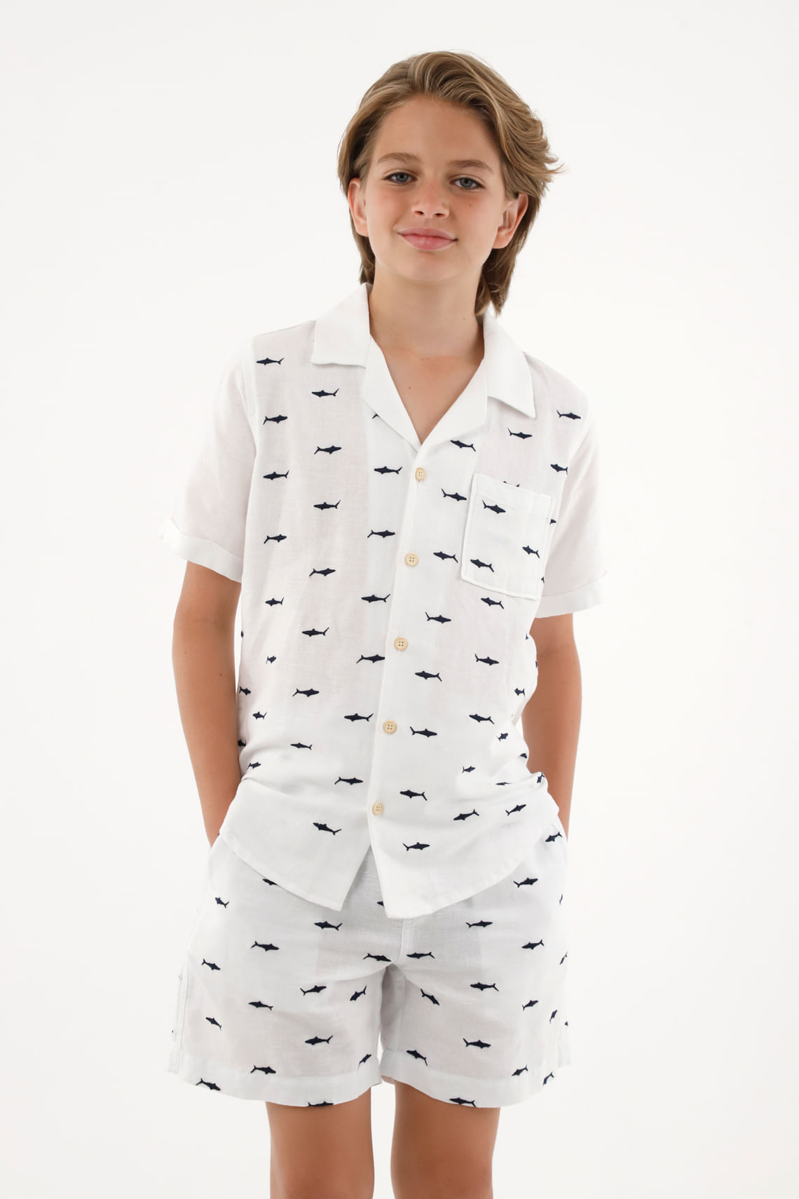 Camisa tipo bowling con bordado de tiburones para niño
