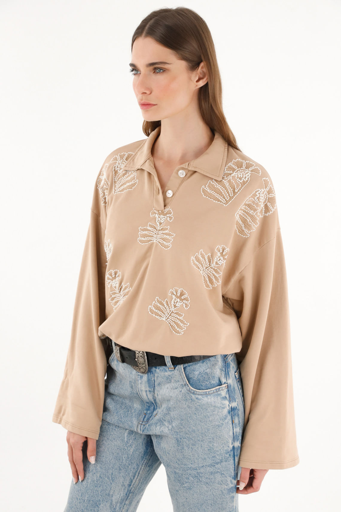 Buzo tipo polo con bordados para mujer