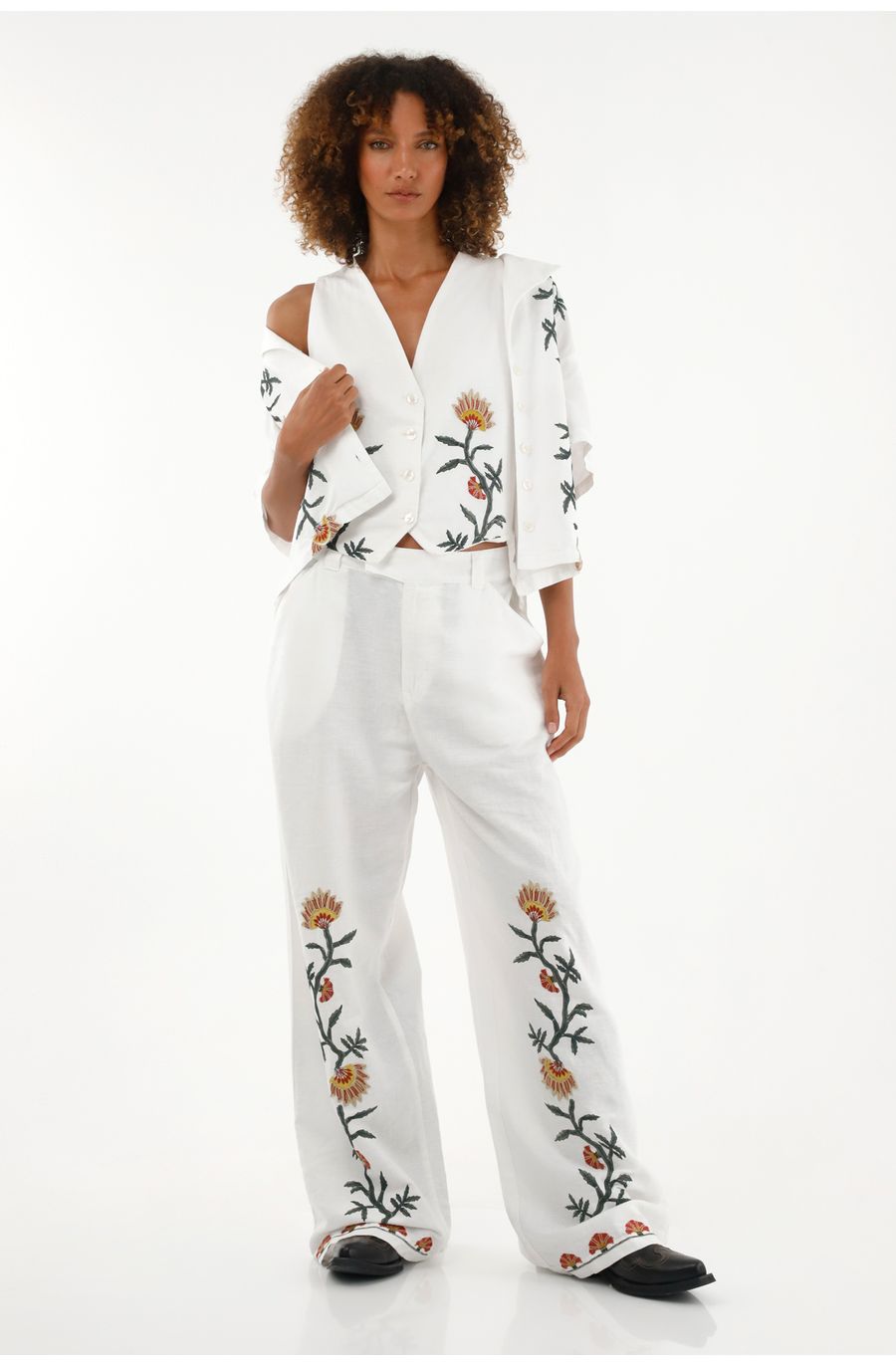 Pantalón Recto de tiro medio con bordados para mujer