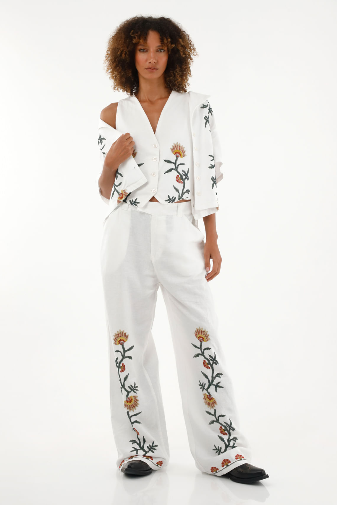 Pantalón Recto de tiro medio con bordados para mujer