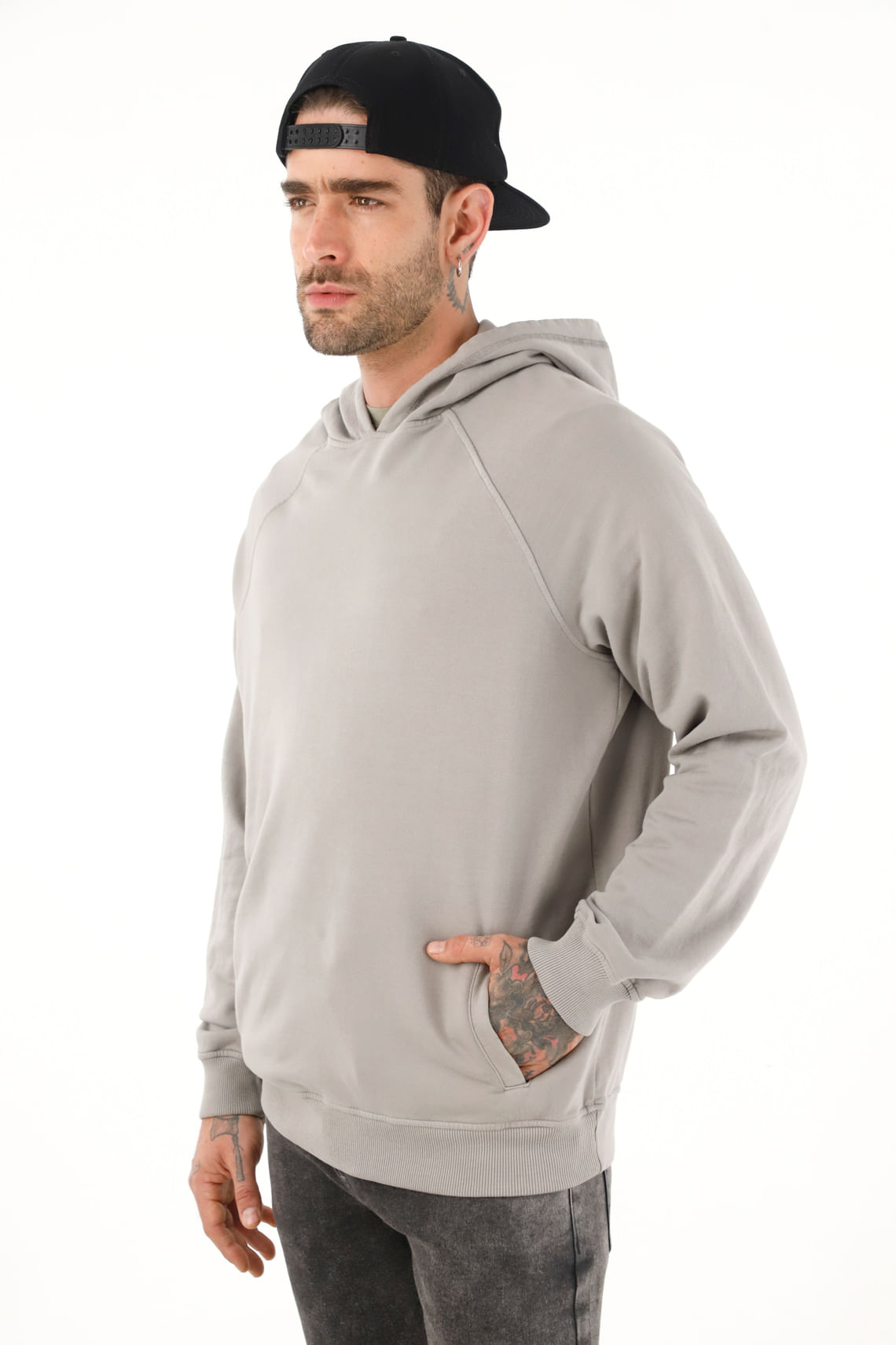 Buzo tipo hoodie gris con estampado para hombre