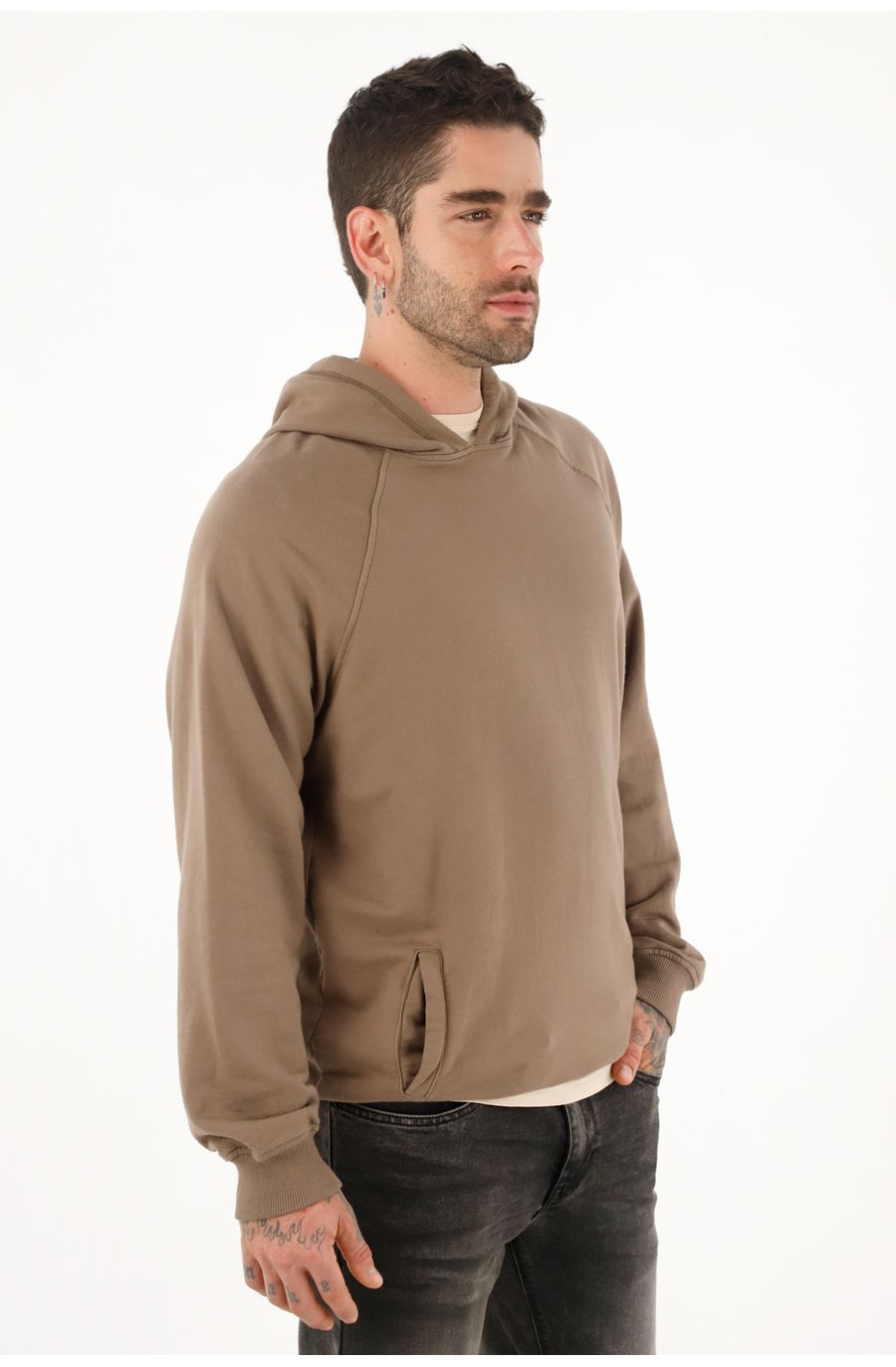Buzo tipo hoodie café con estampado para hombre