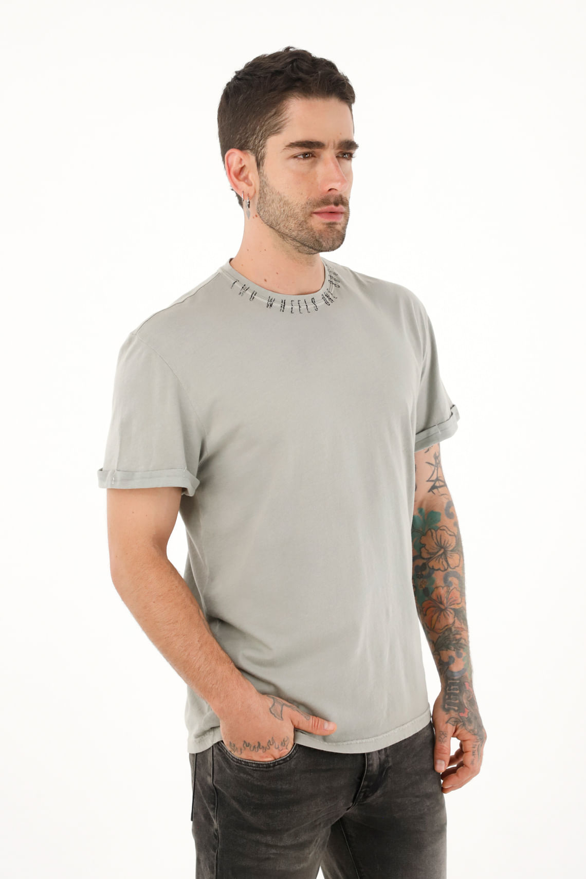 Camiseta gris con estampado en cuello para hombre