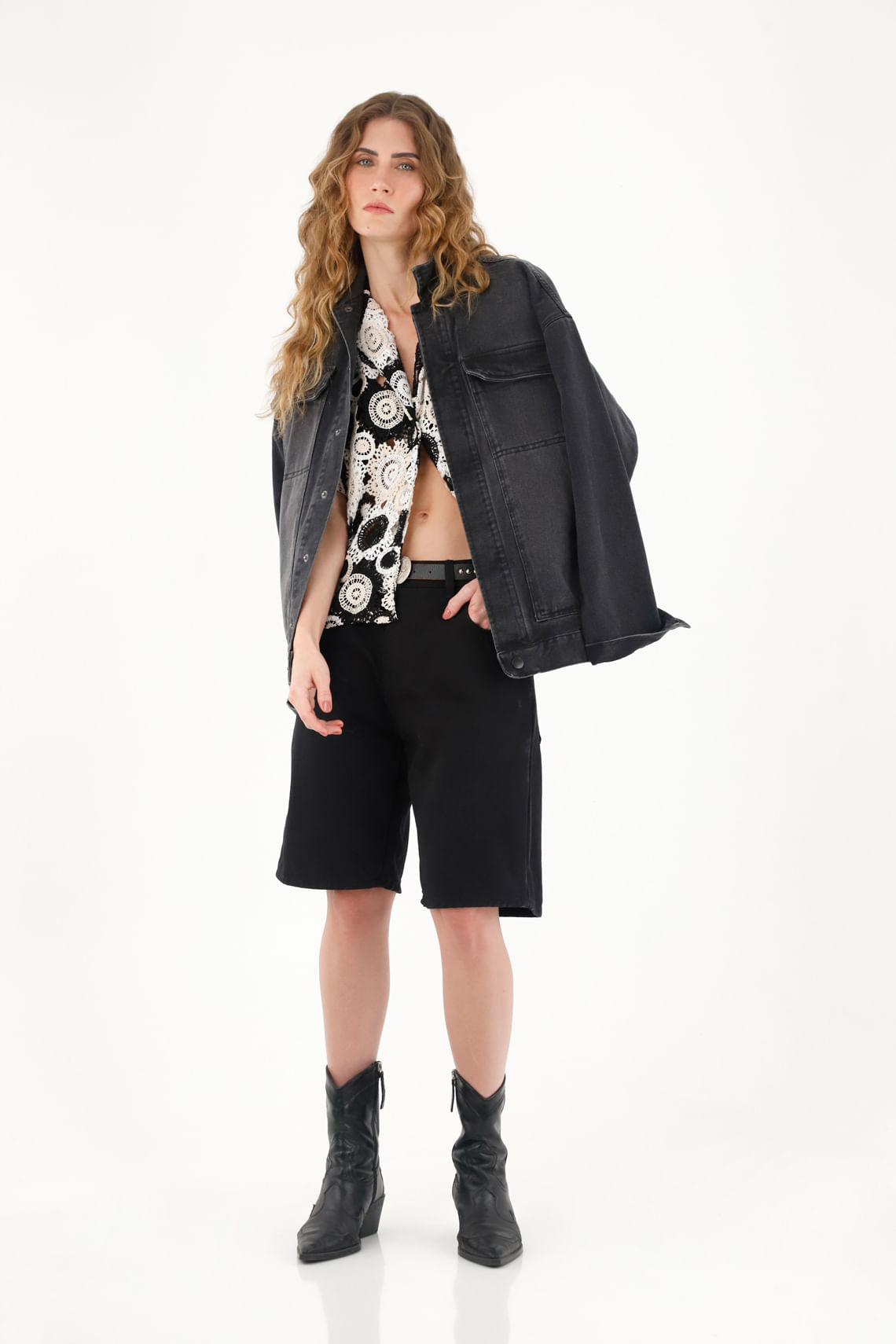 Bermuda larga negra en denim para mujer