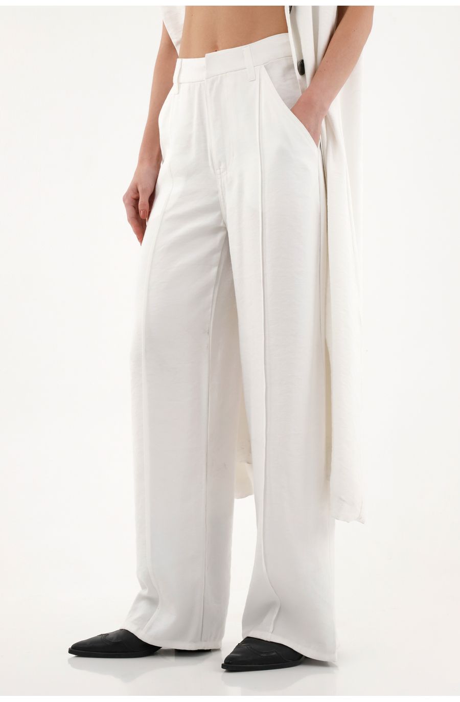 Pantalón recto blanco con prenses para mujer