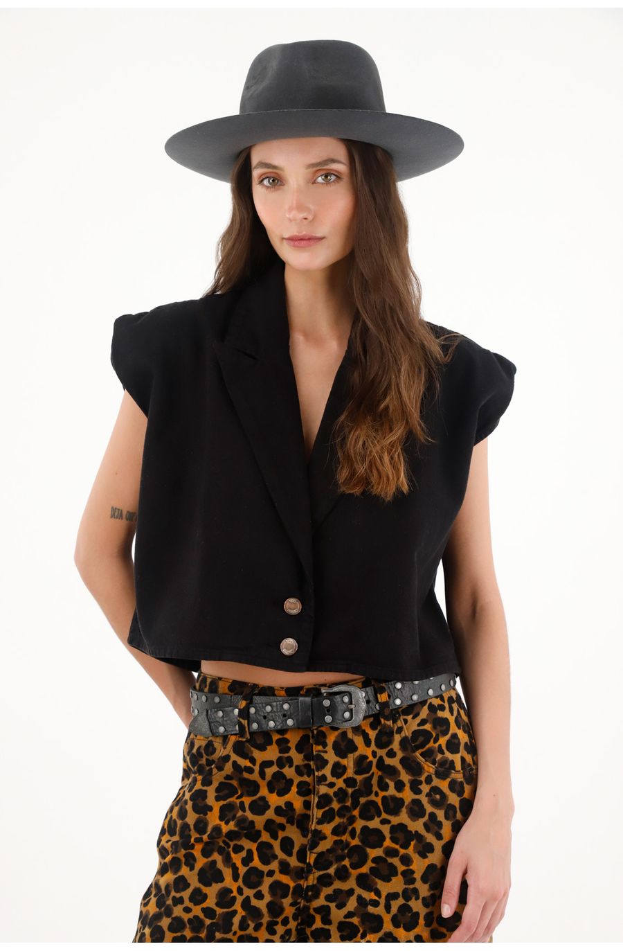 Chaleco crop negro con hombreras para mujer