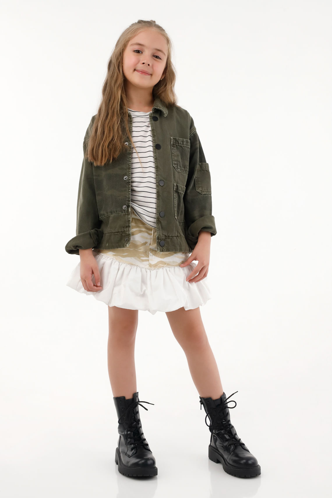 Falda corta con estampado militar para niña