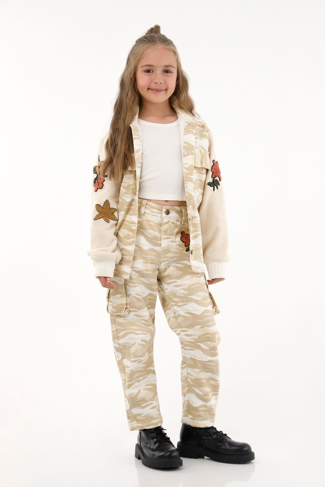 Abrigo crudo de estampado militar para niña