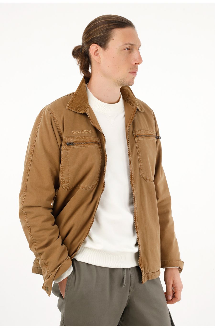Chaqueta con bolsillos en delantero para hombre