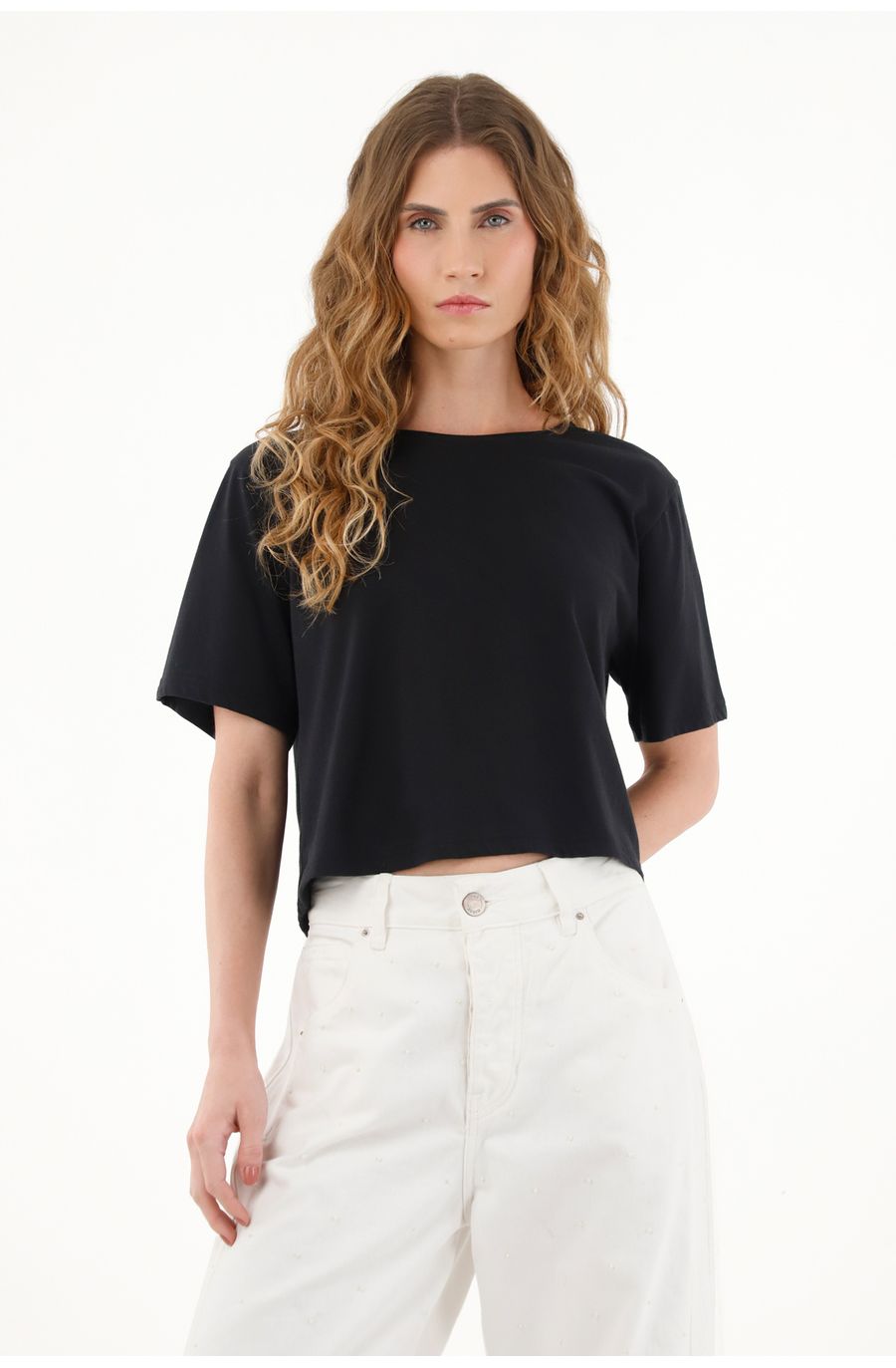 Camiseta negra con abertura posterior para mujer