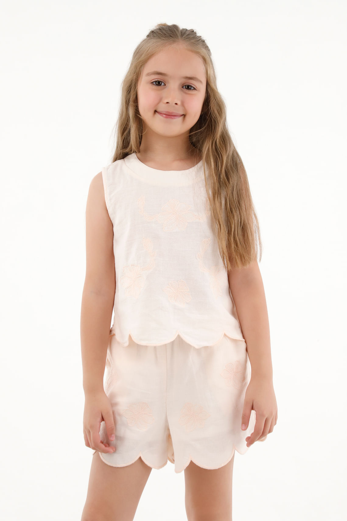 Camisa crudo con bordados de flores para niña