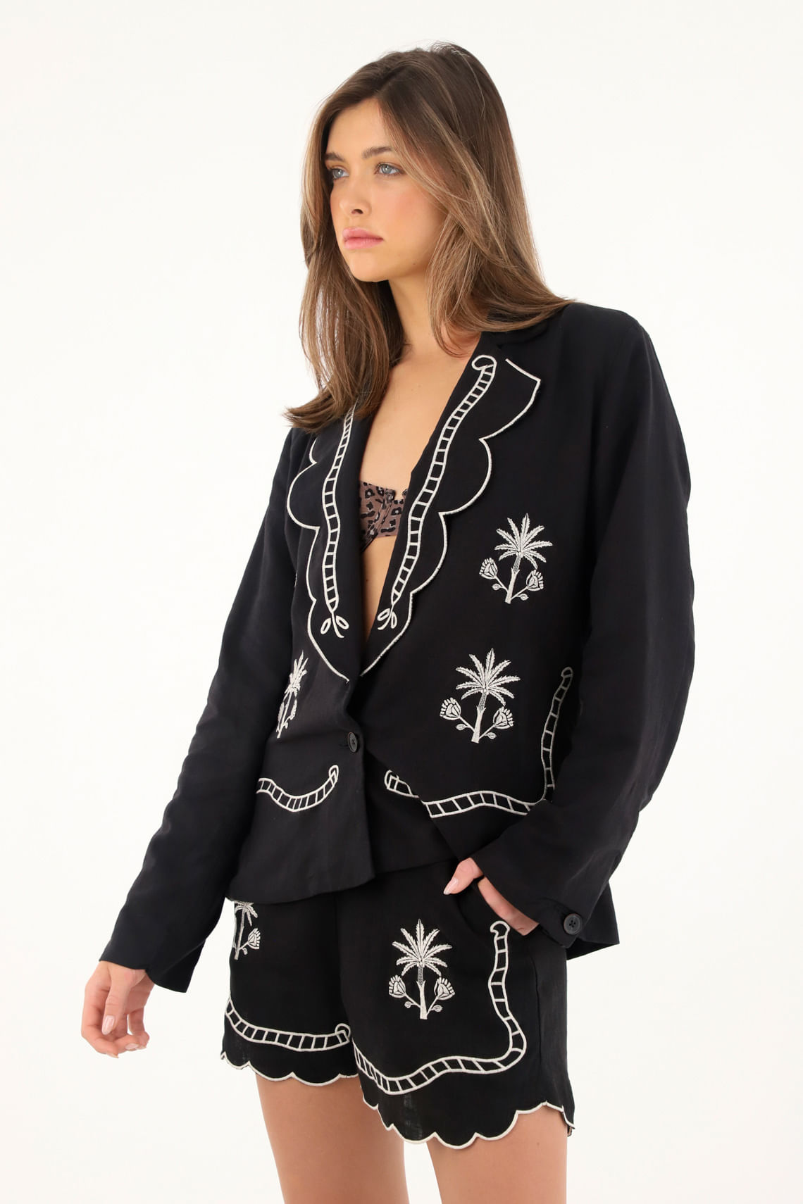 Blazer negro con bordados para mujer