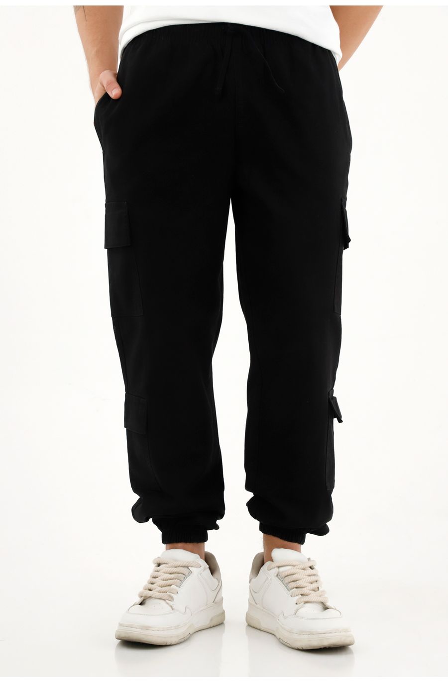 Pantalón jogger con bolsillos cargo negro para hombre