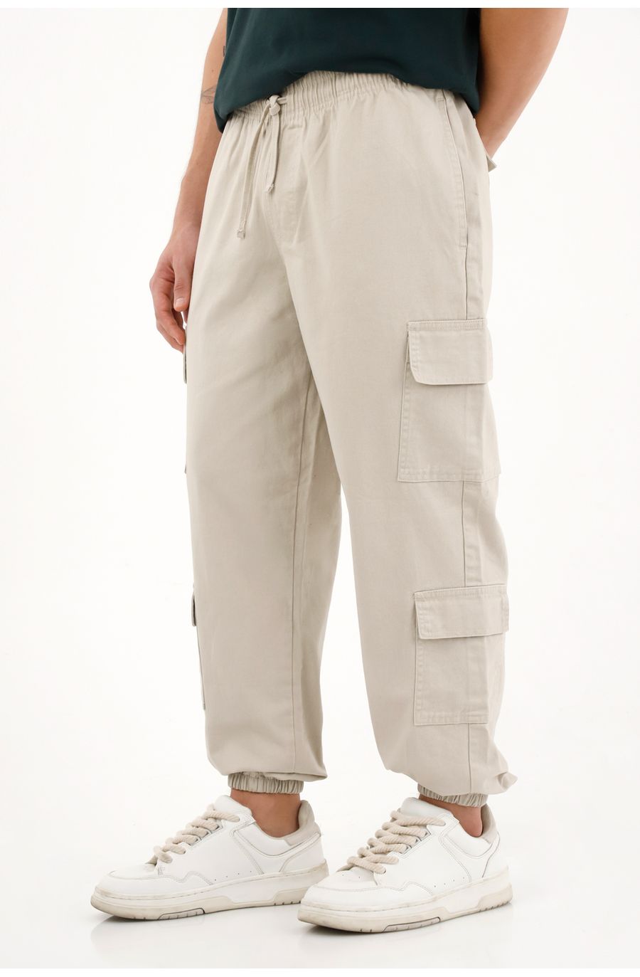 Pantalón jogger con bolsillos cargo café para hombre
