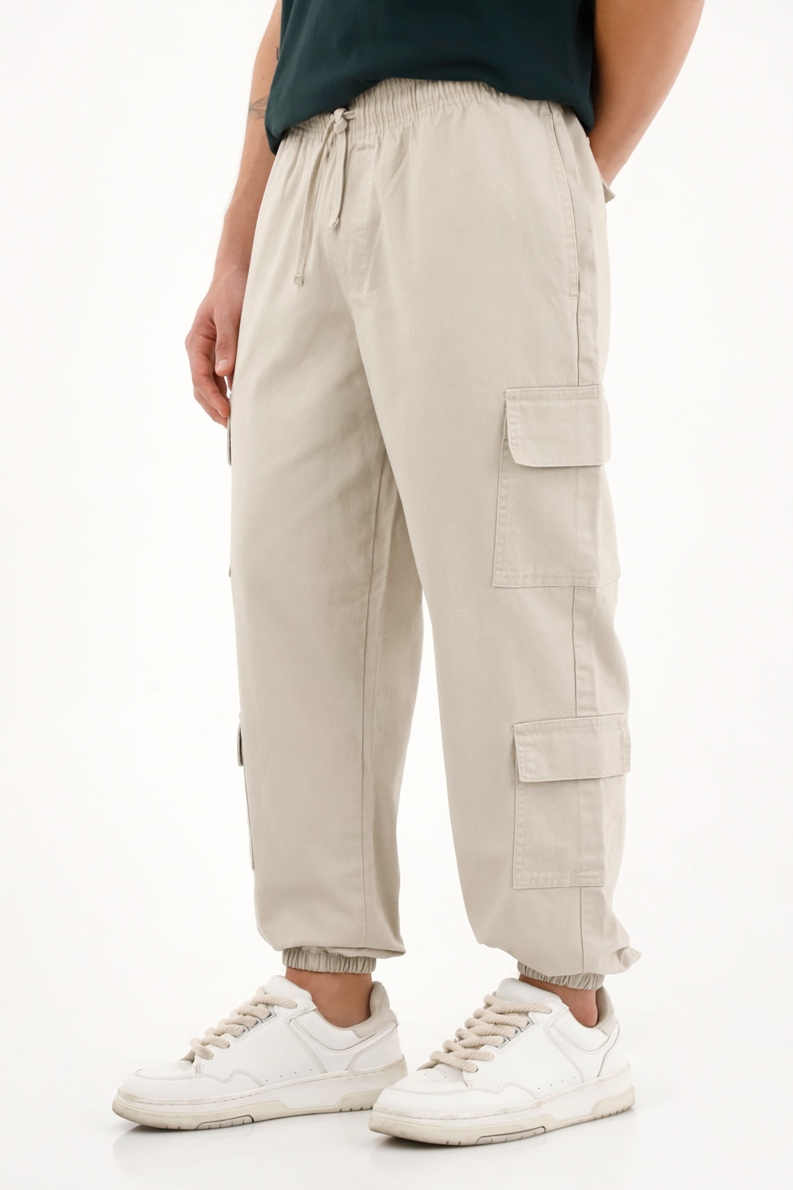 Pantalón jogger con bolsillos cargo café para hombre