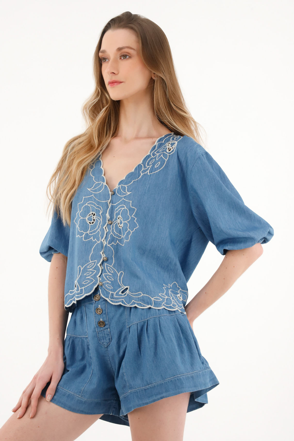 Camisa azul con bordado de flores para mujer