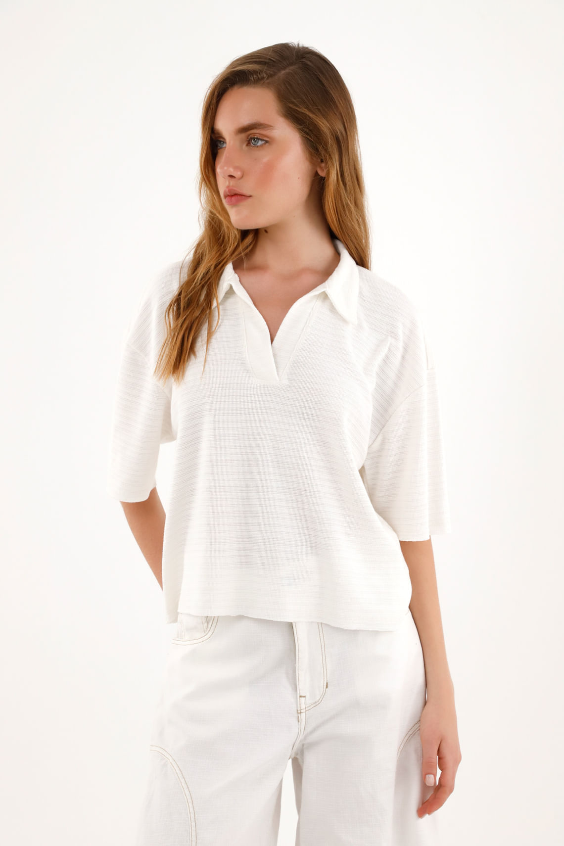 Camiseta crudo con cuello tipo polo para mujer