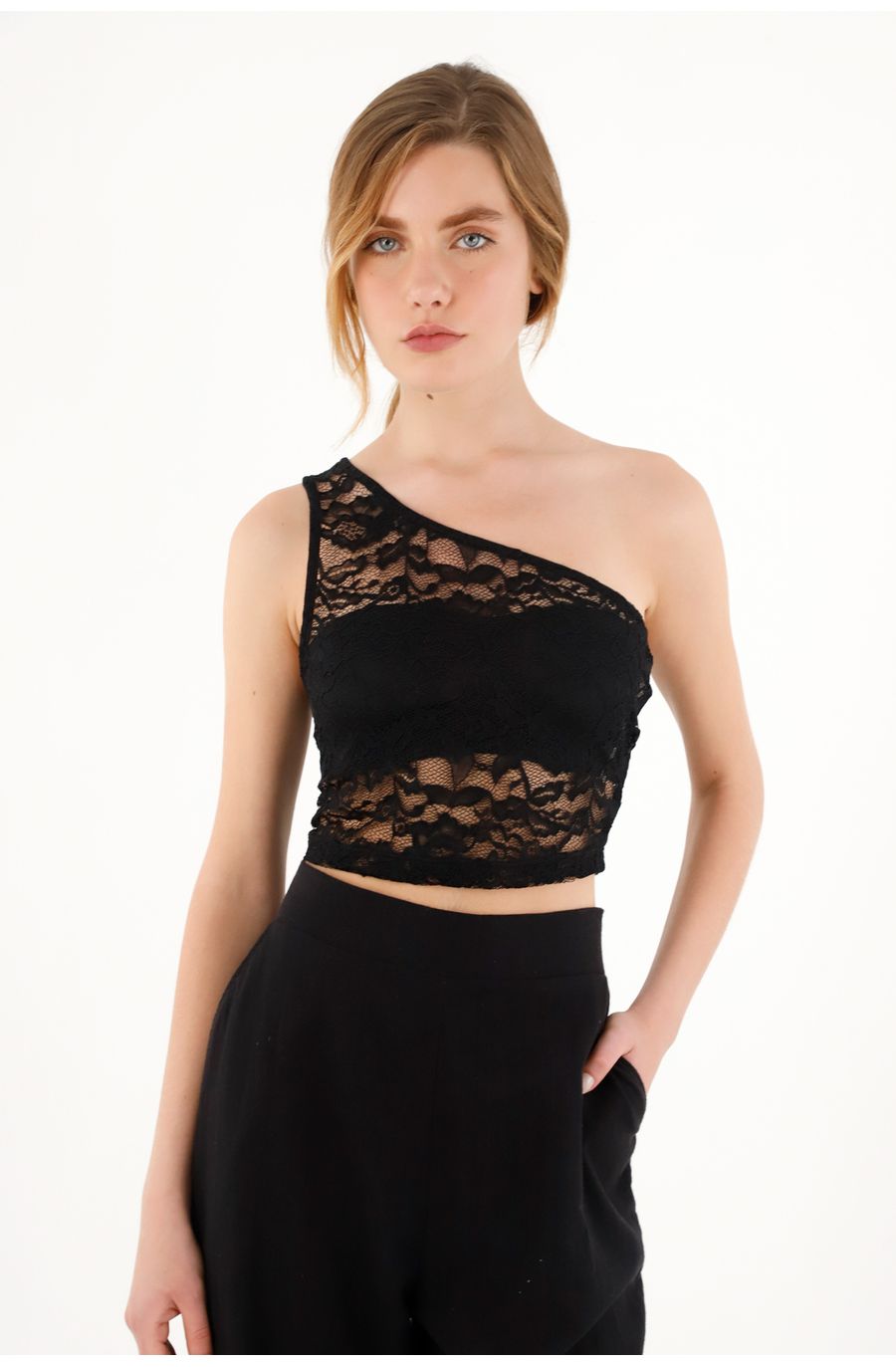 Crop top negro tejido de un solo hombro para mujer