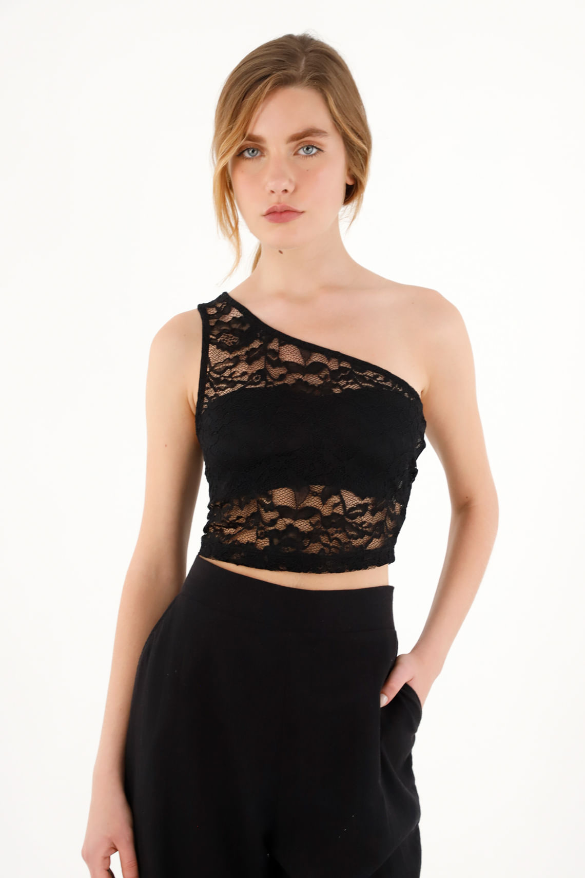 Crop top negro tejido de un solo hombro para mujer