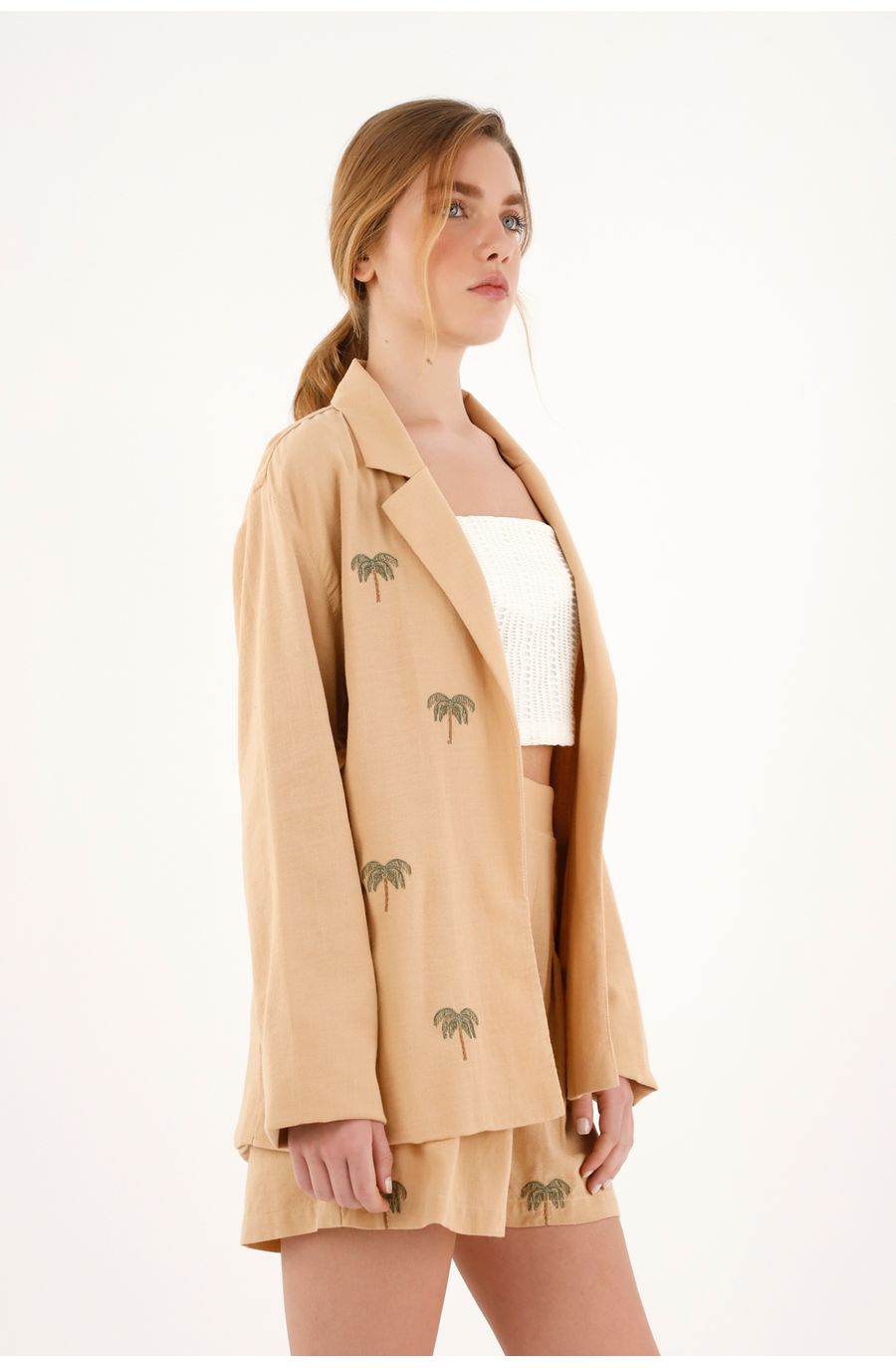 Blazer café con palmeras bordadas para mujer