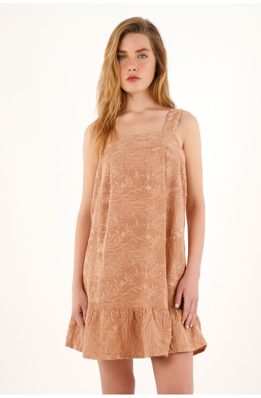 Vestido corto café de tiras y bolero en ruedo para mujer