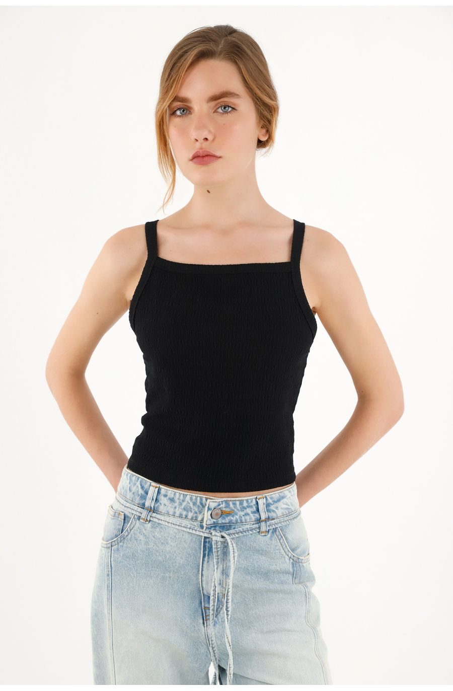 Crop top negro con textura para mujer
