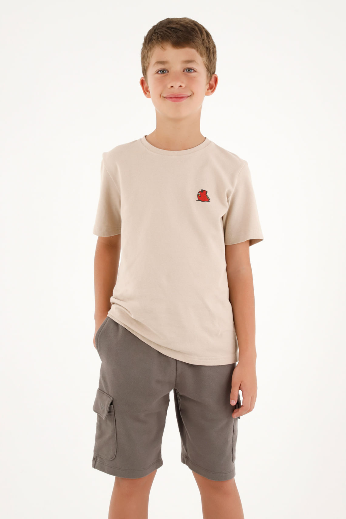Camiseta básica café con estampado en punto corazón para niño