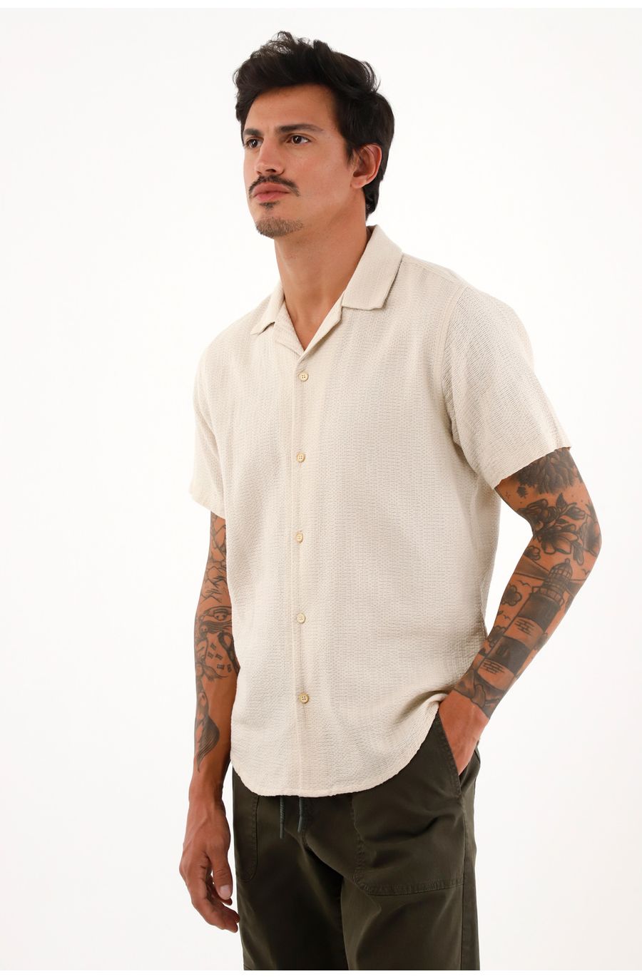Camisa Resort con tela texturizada crudo para hombre