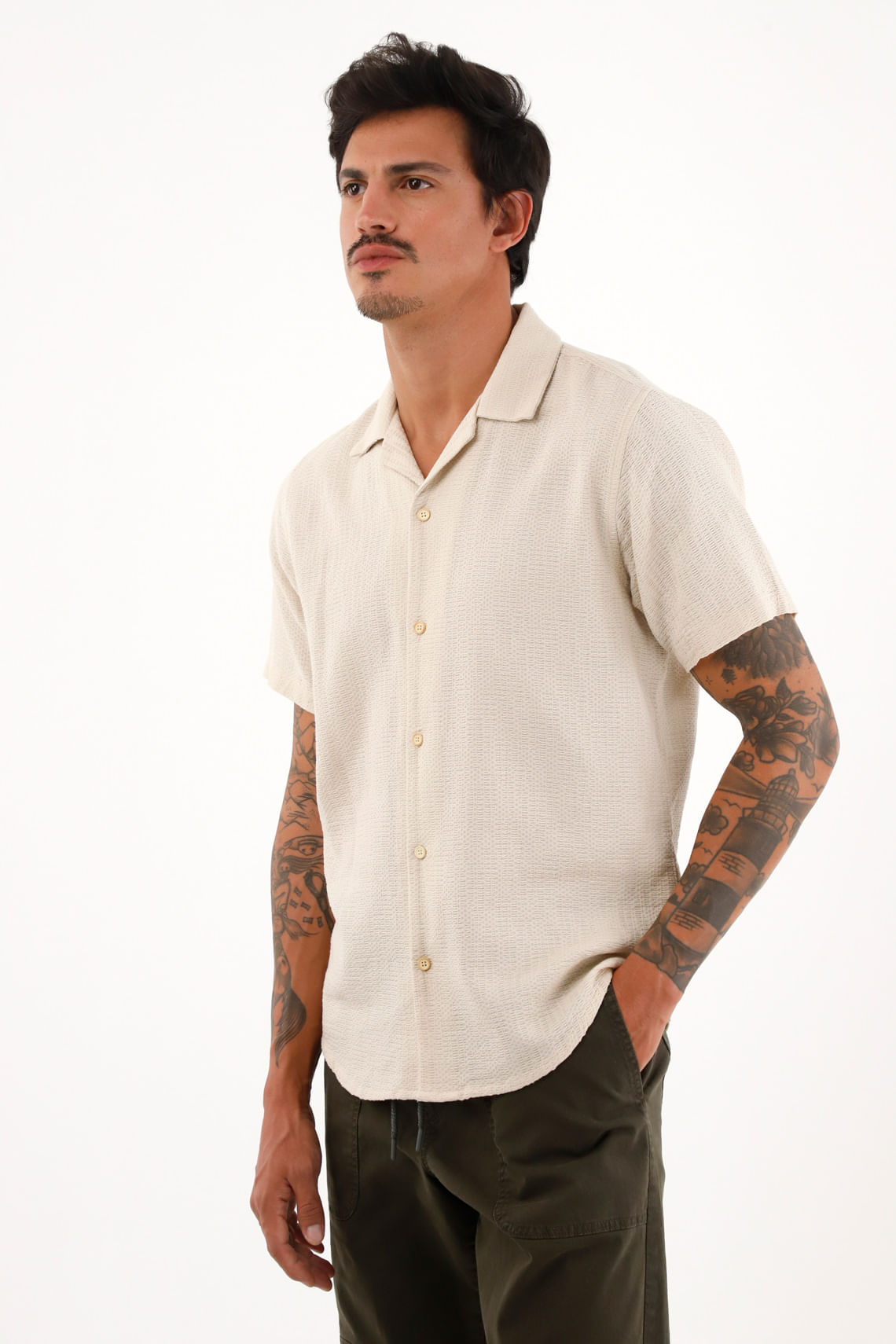 Camisa Resort con tela texturizada crudo para hombre