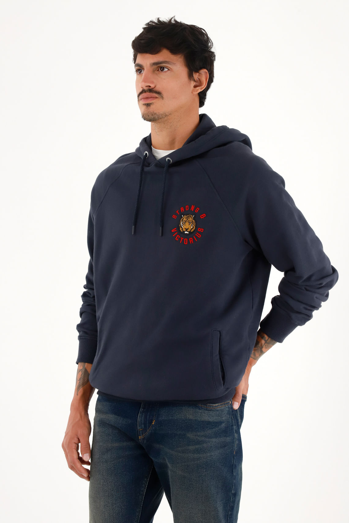 Buzo hoodie azul con bordado decorativo para hombre