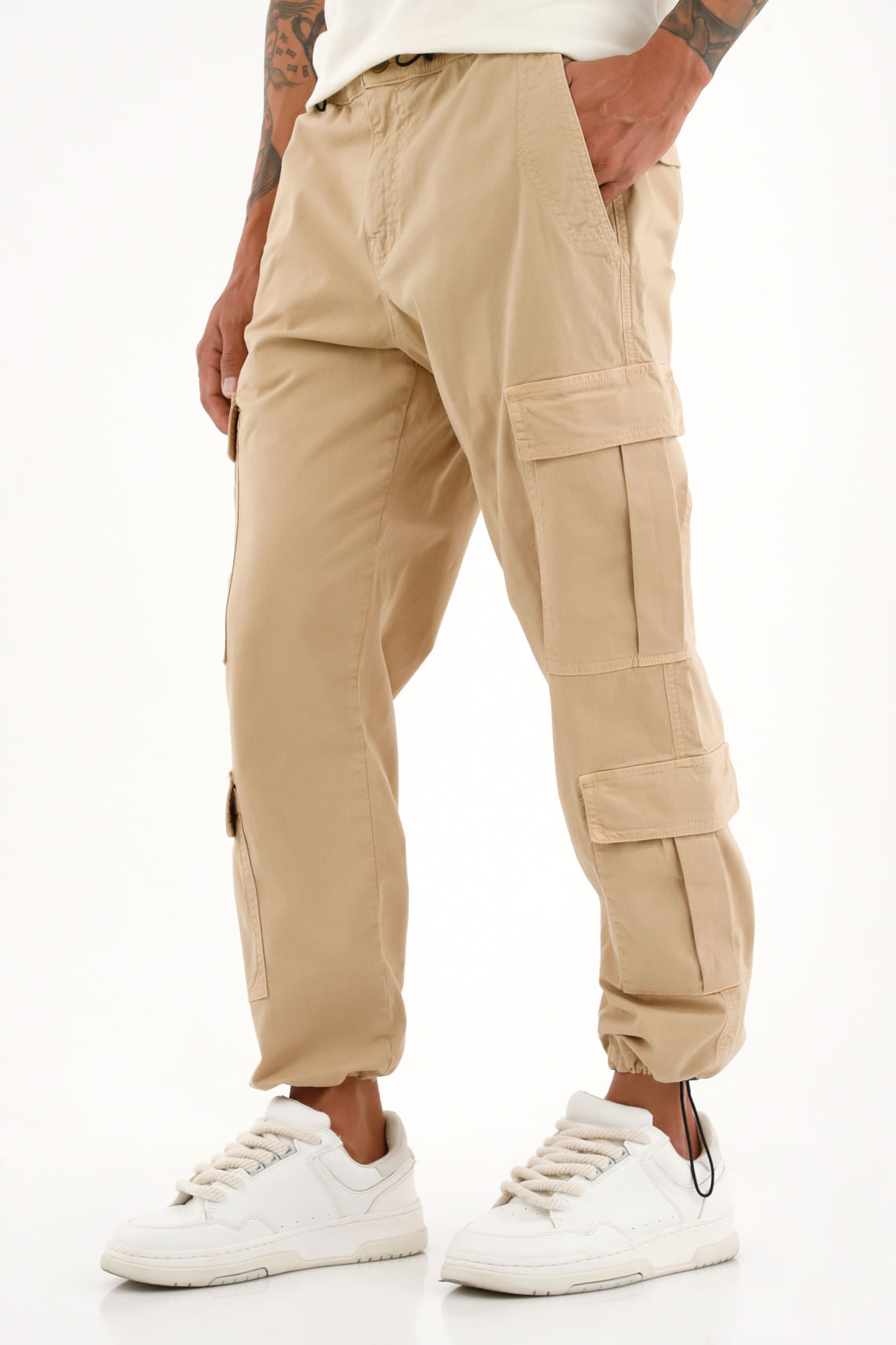 Pantalón jogger con bolsillos cargo café para hombre