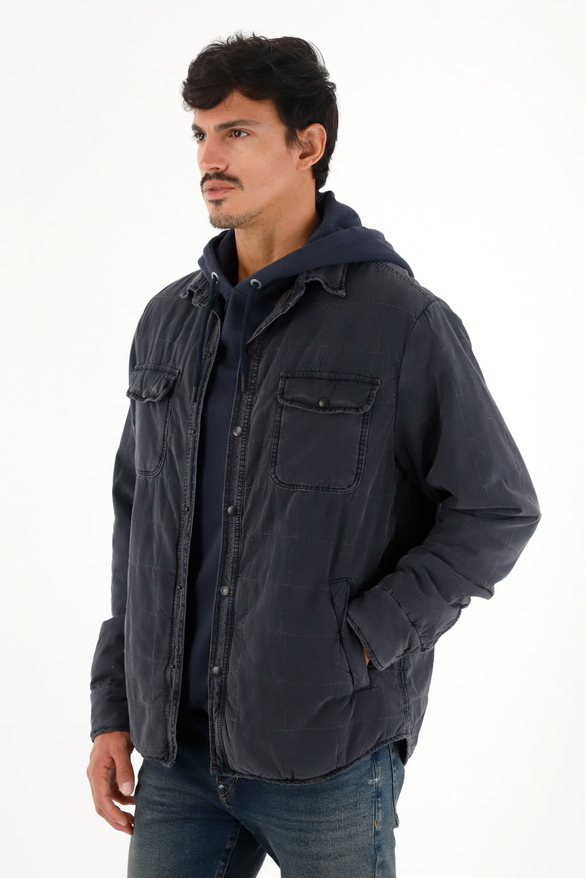 Chaqueta negra de textura acolchada para hombre