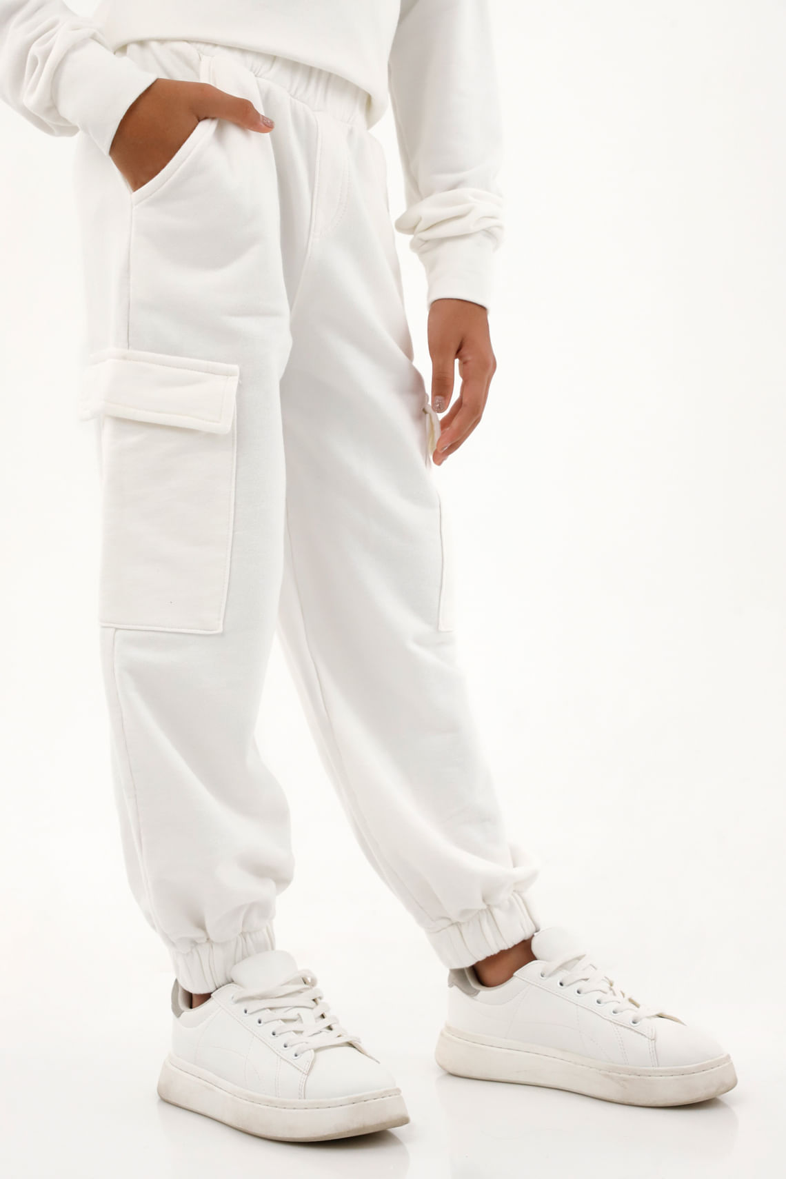 Pantalón jogger con bolsillos cargo crudo para niña