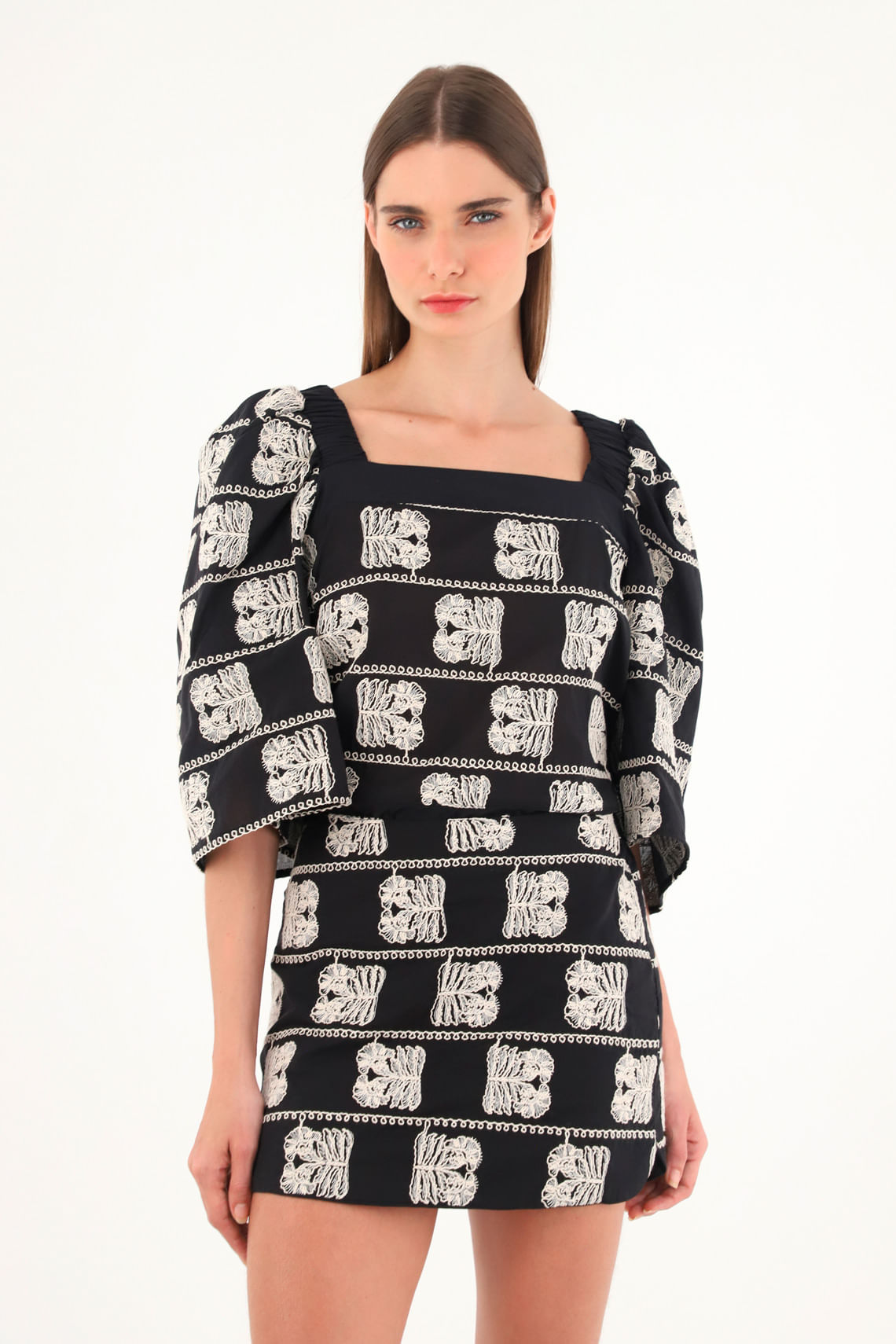 Camisa bordada con escote recto para mujer