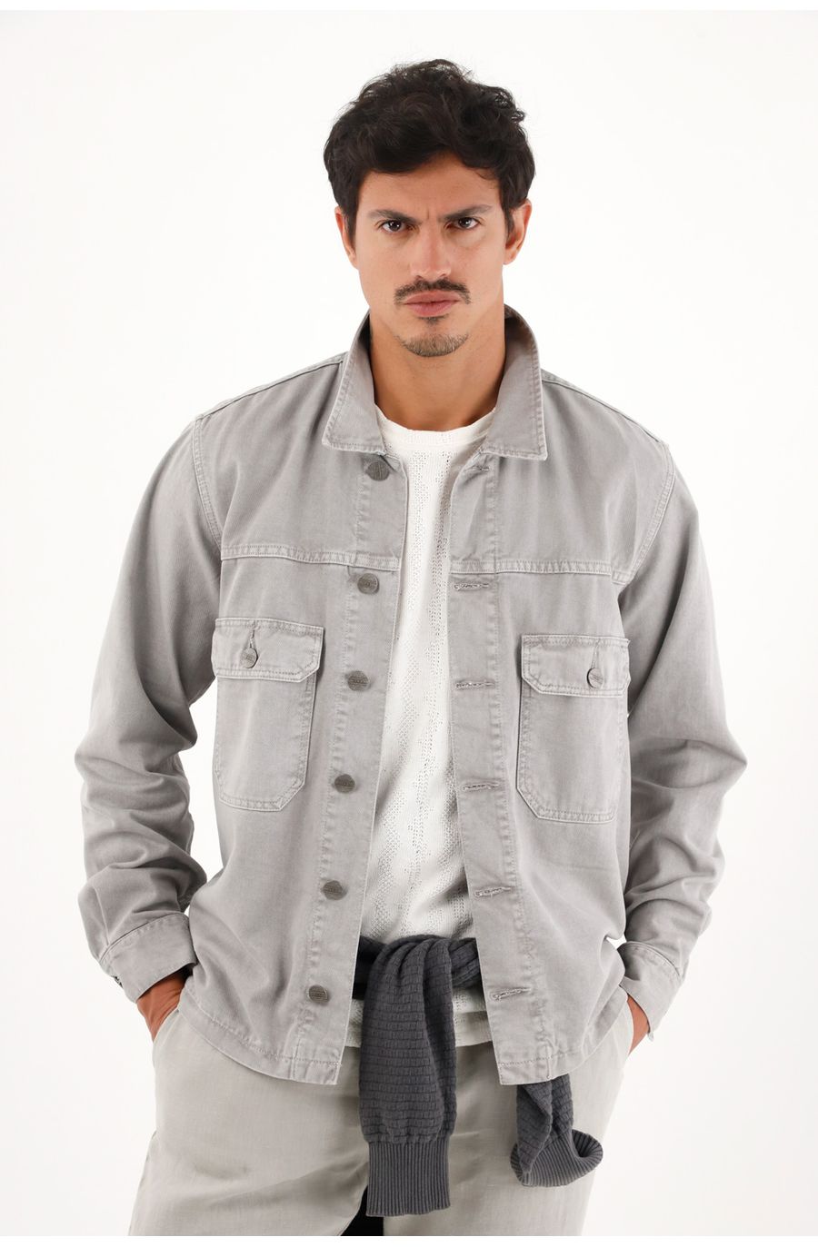 Chaqueta gris con bolsillos de tapa para hombre