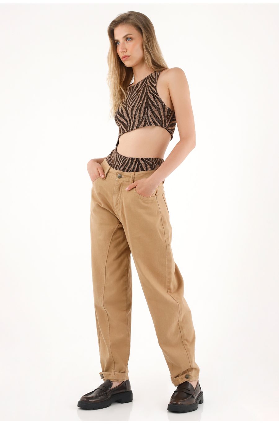 Pantalón Horseshoe café con charreteras en bota para mujer